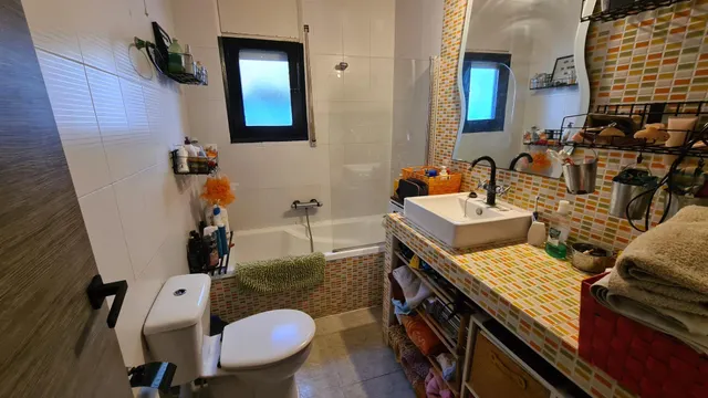 Chalet de 71 m2 con terraza y piscina a muy pocos metros de la playa — 9