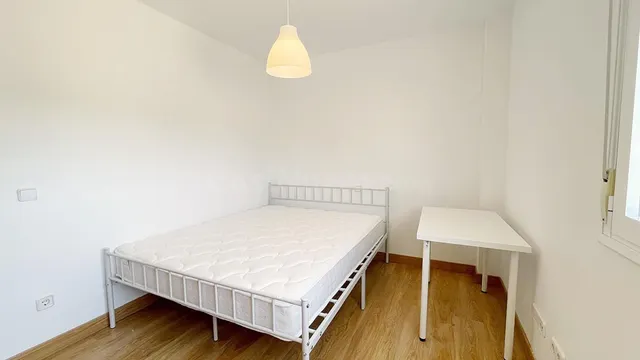 ¡EN ALQUILER PARA ESTUDIANTES! habitaciones EN CHALET CON REFORMA RECIENTE EN VILLANUEVA DE LA CAÑADA. — 24