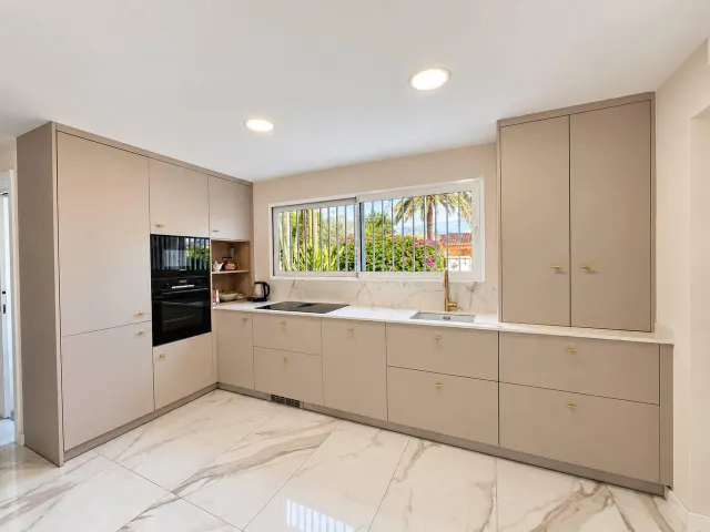 Exclusiva villa de lujo en san juan: dos casas independientes y oasis privado — 26