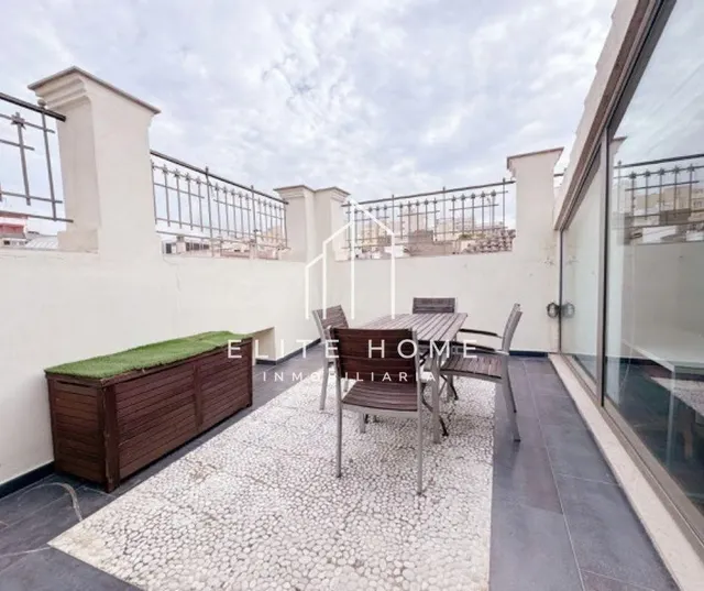 ÁTICO CON CARACTER Y TERRAZA PRIVADA EN PLENO CENTRO DE CAST