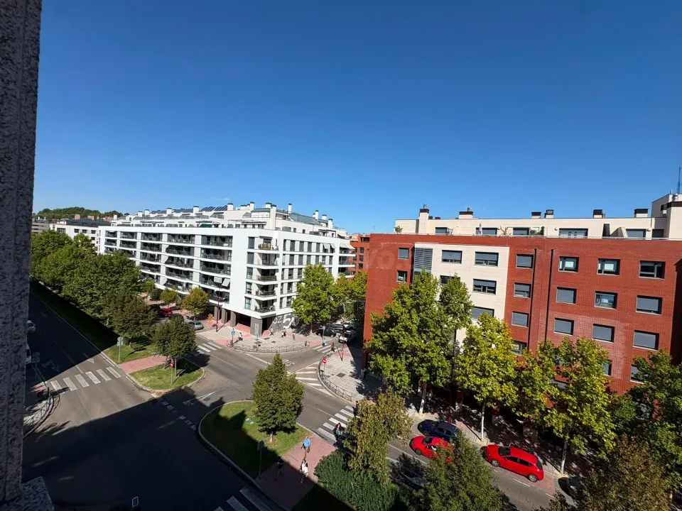 APARTAMENTO EN ALQUILER EN VILLA DEL PRADO, CON ZONAS COMUNES DE PISCINA Y PÁDEL