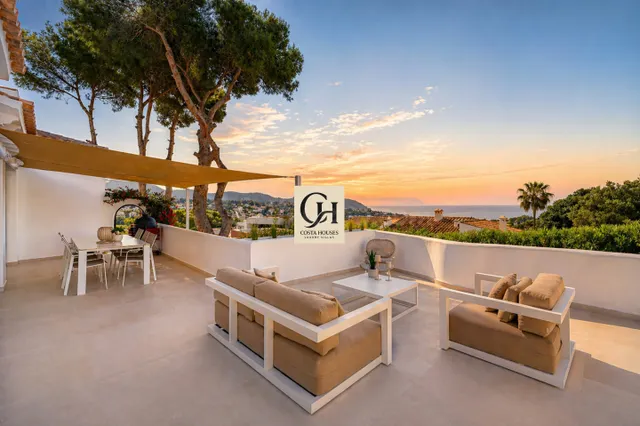VILLA BRISA MORAIRA · MAR, LUZ Y ESENCIA MEDITERRANEA EN LA 