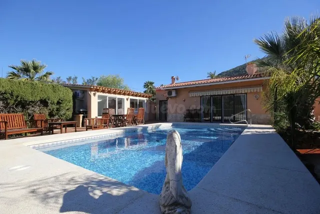 * Villa de 4 dormitorios, piscina y garaje en parcela de 810