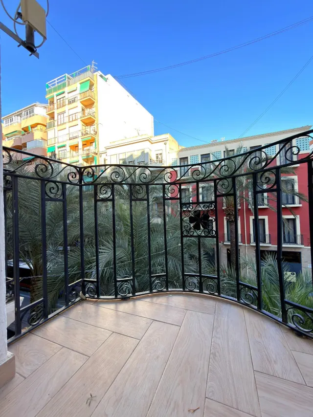 En venta amplia vivienda en el centro de Alicante. Zona merc - foto 2
