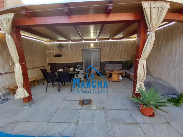 INMOBILIARIA LA MANCHA VENDE CASA BAJA CON TERRAZA Y PISCINA EN MADRIGUERAS ( ALBACETE ). — 9