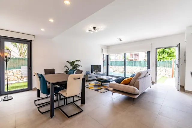 se vende una villa de 3 dormitorios y 3 baños en distancia de 250 metros hasta la playa Huguiericas en la Torre de la Horadada — 12