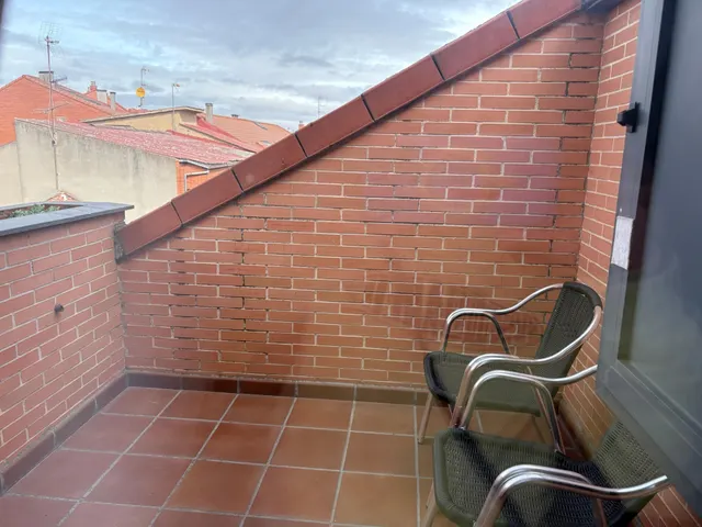 SE VENDE APARTAMENTO SEMINUEVO EN EL CENTRO DE VALENCIA DE DON JUAN, AMUEBLADO, COCINA, SALÓN, TERRAZA, DESPENSA, 2 HAB., BAÑO, — 6