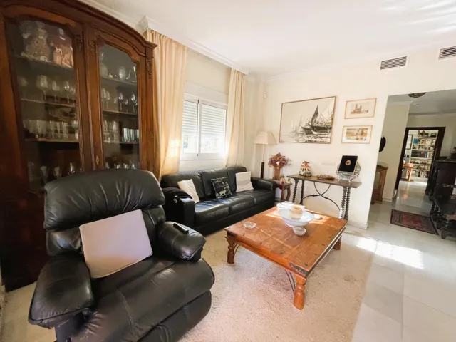 Villa en venta en Nueva Andalucía, Marbella, con vistas al mar y cerca de Puerto Banús — 22