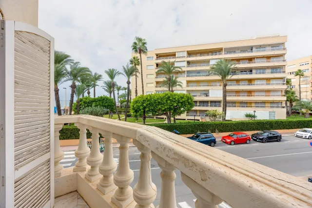 Apartamento de tres dormitorios y dos baños en residencial Duquesa Beach, primera línea de la playa de los locos — 24