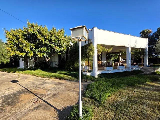 Se vende villa próxima al término municipal de Benicàssim, muy cerca de la playa. La casa está sobre una parcela de 1.889 m2, de la cual saldrían 3 parcelas de 629 m2 en caso de querer dividir el — 5
