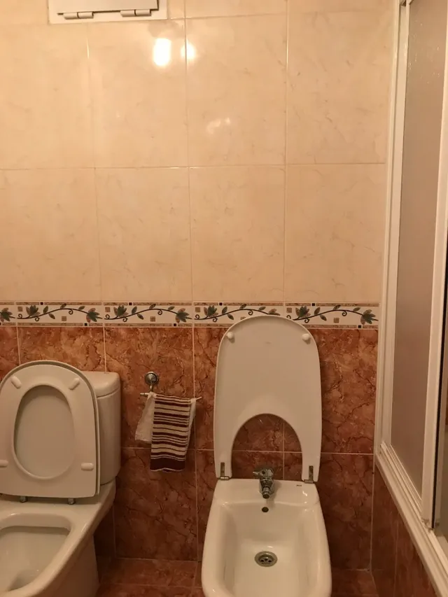 Se vende amplio piso en el centro, cocina, salón, 3 hab., 3 baños, trastero y garaje. Para entrar . — 13