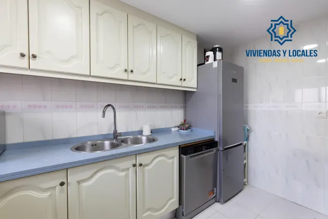 Casa independiente con piscina en La Zubia. — 11