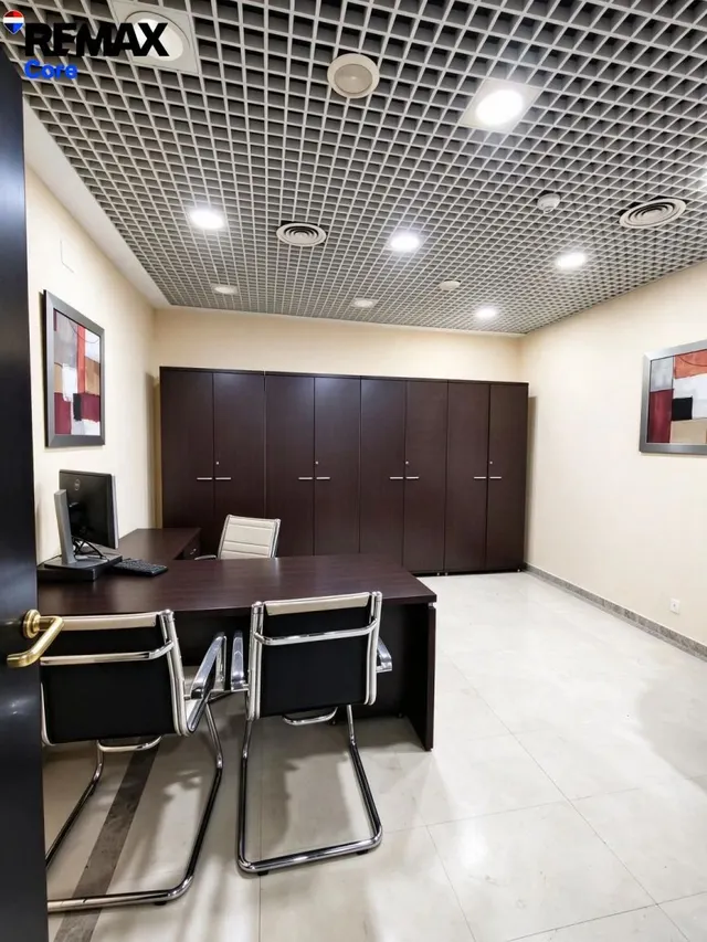 Local para oficinas, gimnasio o clínica en venta en el Centro de Badajoz — 36