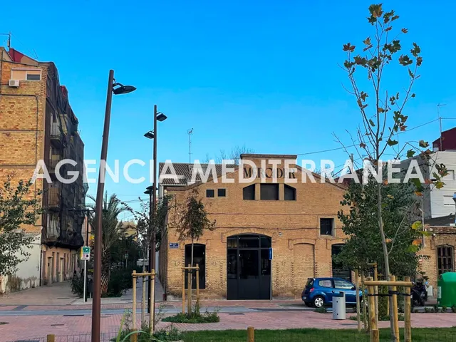 ¡Gran oportunidad de inversión y negocio en Ayora! Local comercial de 158 m2 junto al metro — 10