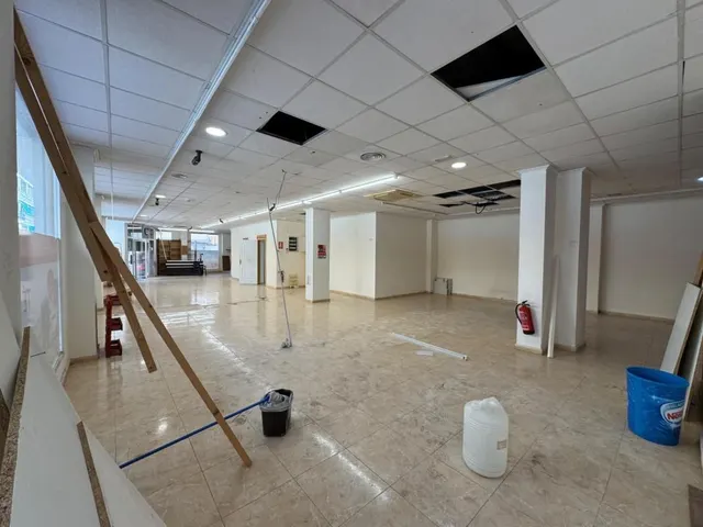 Local comercial 496m² en venta - Playa del Cura — 17