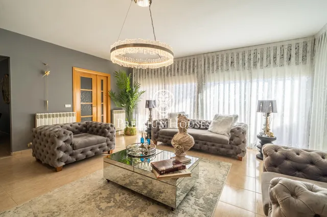Chalet en venta con ascensor, piscina y grandes espacios en Canet de Mar — 6