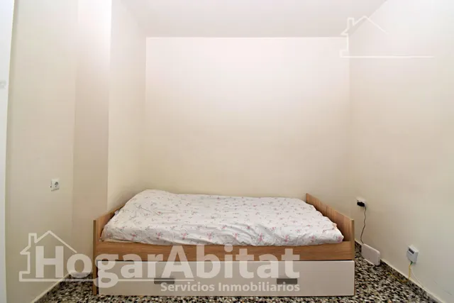 Amplitud y luz mediterránea en este piso totalmente reformado con terraza en Oliva — 27