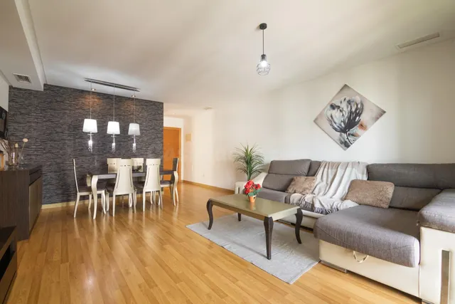 vivienda con piscina, plaza de garaje, terraza, 3 habitaciones y 2 baños — 2