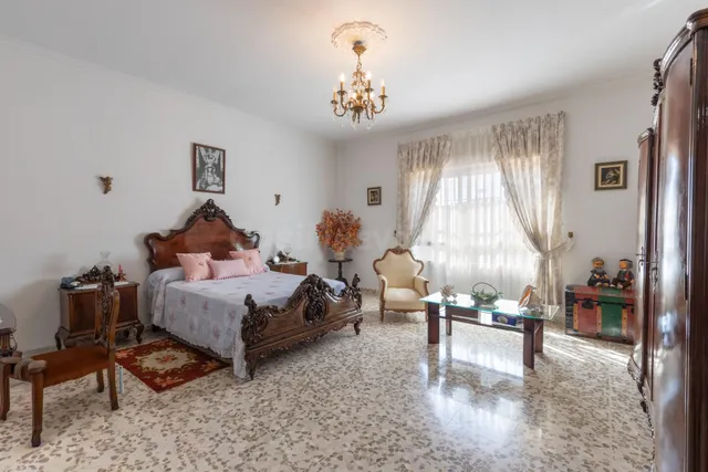 Casa en planta baja con cuatro naves y local — 15