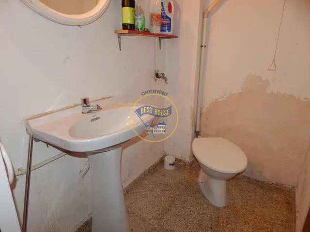 Dos locales colindantes, con patio, en Ontinyent. — 12