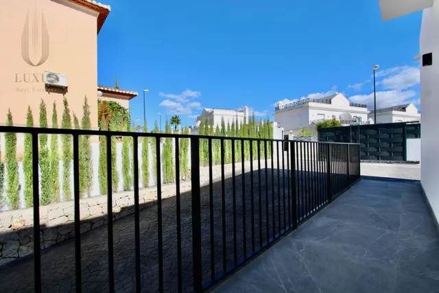 Villa en una sola planta con privacidad y bonitas vistas — 36