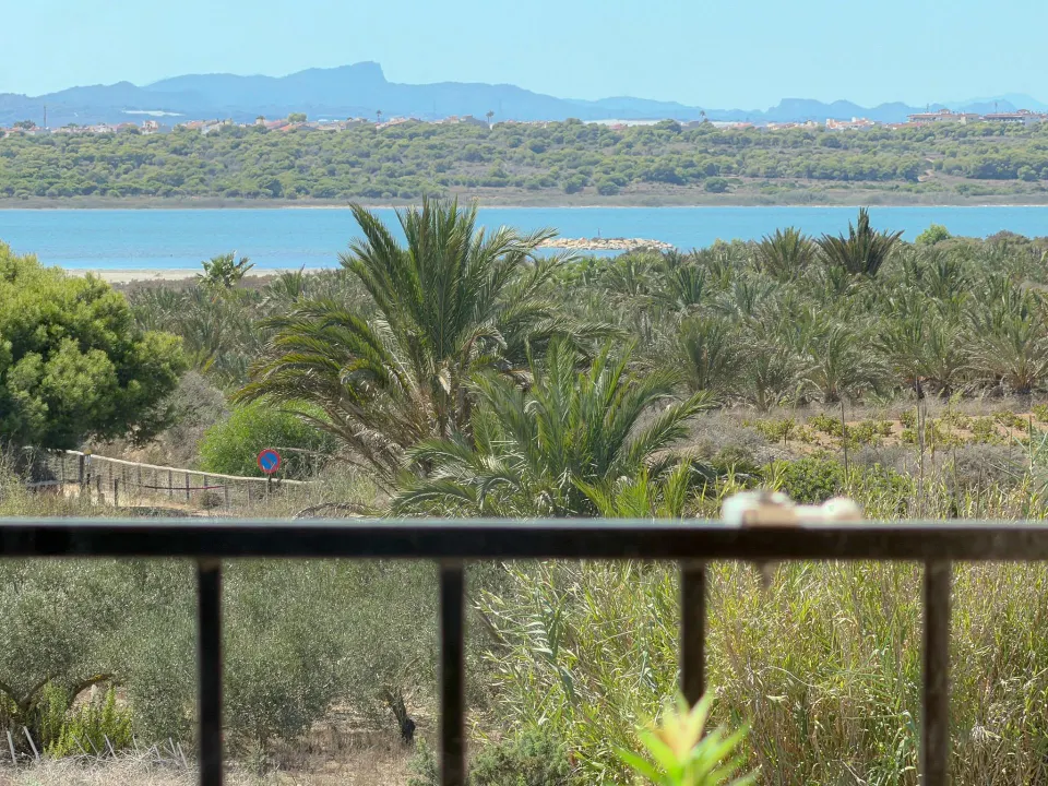 Espléndido apartamento reformado, tipo Loft con 1 dormitorio y terrazas con impresionantes vistas a la laguna rosa (450 m de playa)