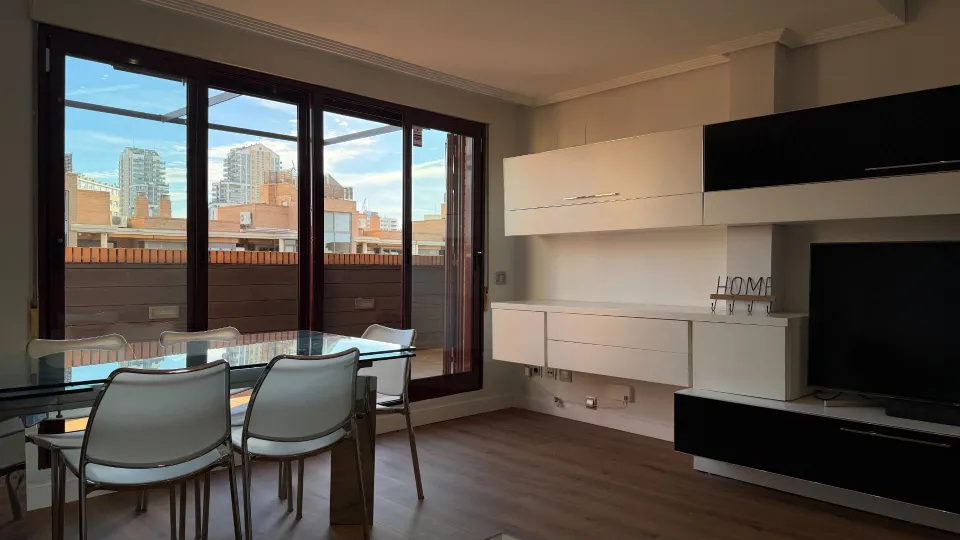 ¡Ático duplex con Terraza, Piscina y Pista de Padel en Maestro Rodrigo!