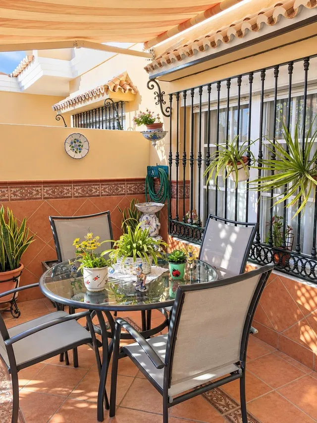Chalet adosado con piscina y jardín en Urbanización San Luis, Málaga — 2