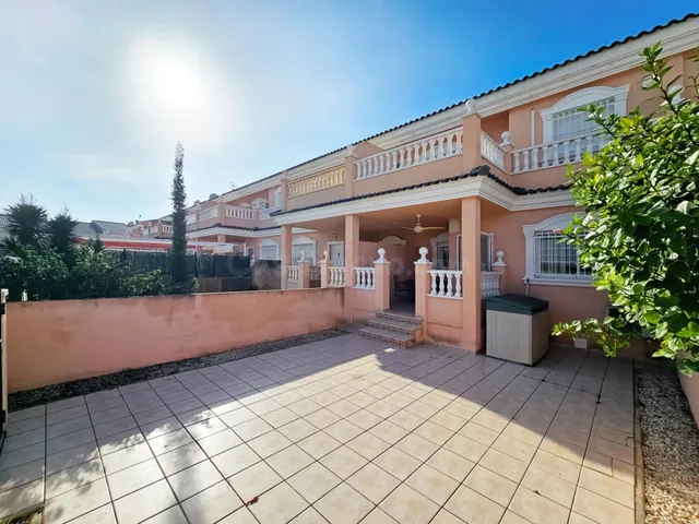 Urb. Mediterraneo - Bungalow con piscina y parking , cerca d - foto 3