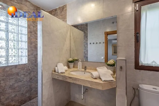 Chalet independiente con pozo propio y placas solares — 18