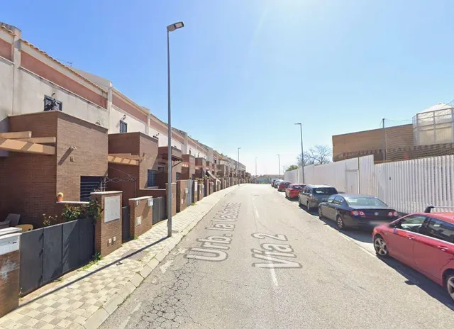 SE VENDE CASA ADOSADA OKUPADA EN C/ Cañada De Los Negreros 1 - foto 3