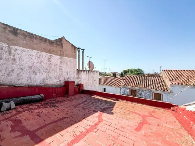 GRAN CASA DE PUEBLO CON MÚLTIPLES ESTANCIAS Y TERRAZAS EN VE