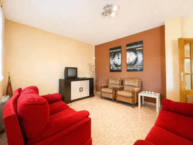 CASA INDEPENDIENTE CON 966 M/2 DE PARCELA EN NUEVO HIGUERON . — 26