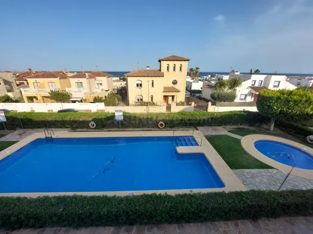 Piso de 2 dormitorios con vistas al mar, piscina y garaje en