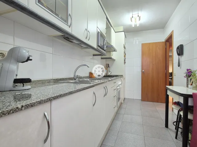 Dúplex con encanto de casa independiente, 4 dormitorios y terraza de 20 m2. — 10
