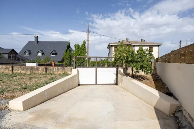 TERRENO URBANO CON PROYECTO PARA 4 CASAS ADOSADAS EN MONACHI - foto 2
