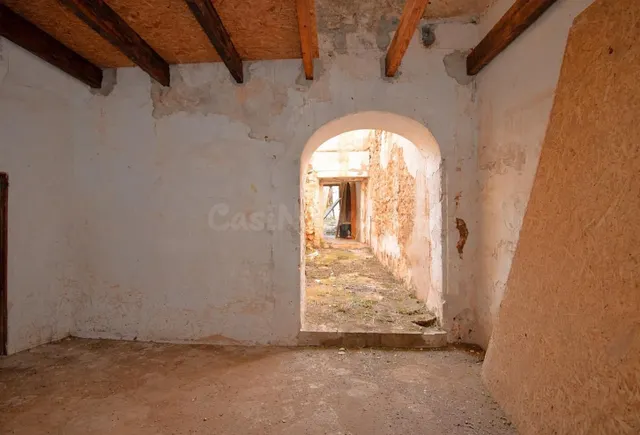 Casa de pueblo con garaje y jardín para reformar en Muro. - foto 4