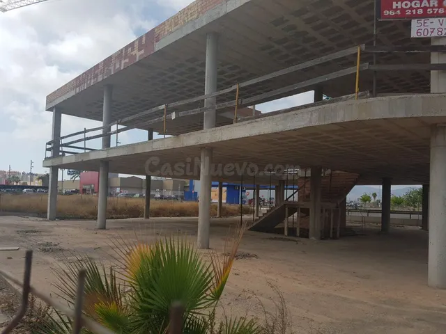 Edificio comercial, todavía en construcción (en fase de estr - foto 4