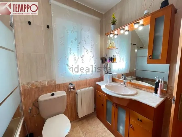 Chalet independiente con piscina privada, 5 dormitorios y placas solares en parcela de 450 m2 — 26
