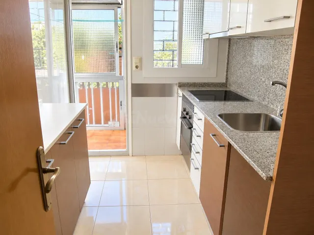 Piso luminoso de 3 habitaciones en Singuerlín, Santa Coloma de Gramenet — 5