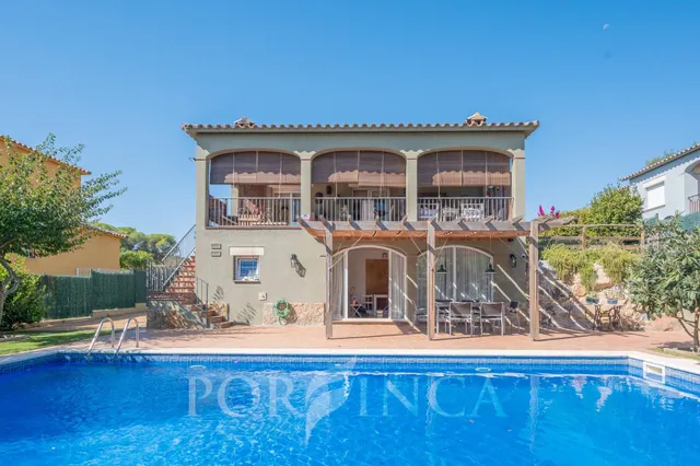 Casa completamente reformada con apartamento independiente, licencia turística, gran jardín y piscina en Calonge — 7
