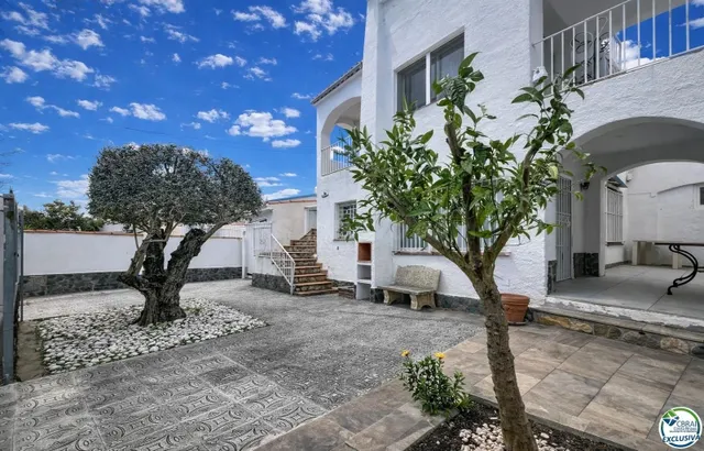 Casa dividida en 2 apartamentos con garaje en Empuriabrava. - foto 2