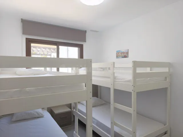 Amplio apartamento de 3 dormitorios a 600 metros de la playa y servicios — 13