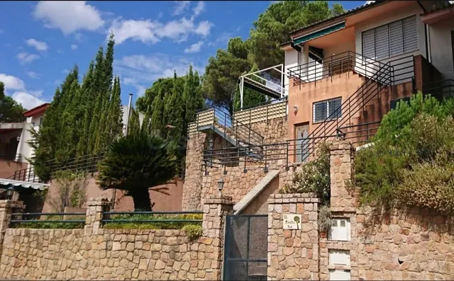 CASA CON PISCINA EN LAS JARAS, JUNTO AL LAGO. - foto 2