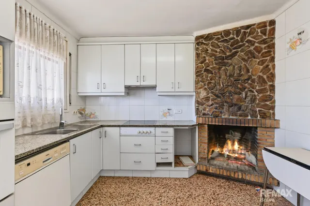 Girona, Domeny | Gran Oportunidad: Edificio de 702 m2 con Taller, Vivienda y Patio — 17