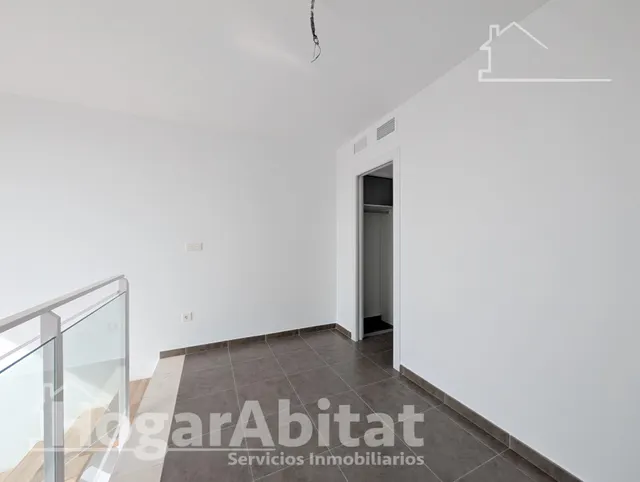Estrena estilo de vida en este moderno adosado con gran porche, terraza, patio y piscina comunitaria — 21