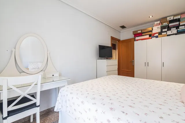 Luminoso piso exterior a esquina de 90 m2 con balcón, garaje y vistas despejadas en avenida de Alicante (vpo) — 29