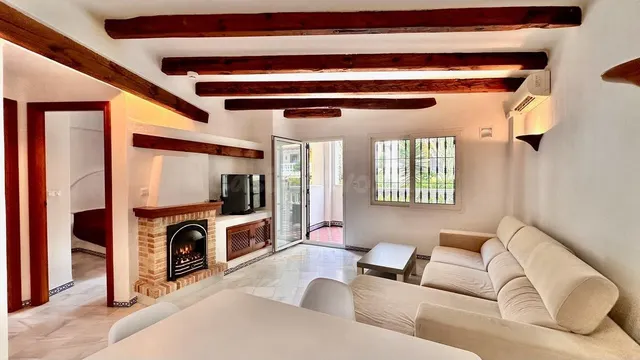 Apartamento con terraza, provincia de Alicante, Torrevieja. 2 habitaciones, 63 m2, 200 metros al mar. — 5
