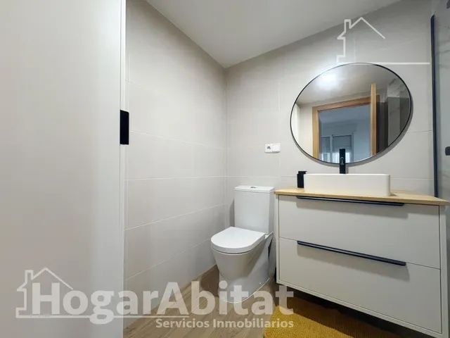 ¡Hogar de lujo! Amplio, sofisticado y reformado, con patio y garaje, todo amueblado — 45