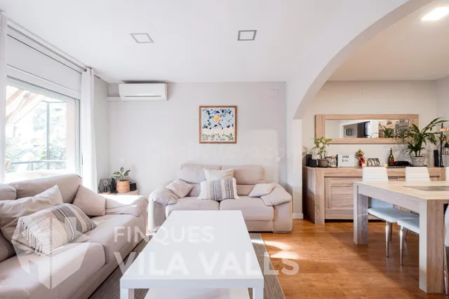 Casa esquinera con jardín privado y estilo inigualable — 5